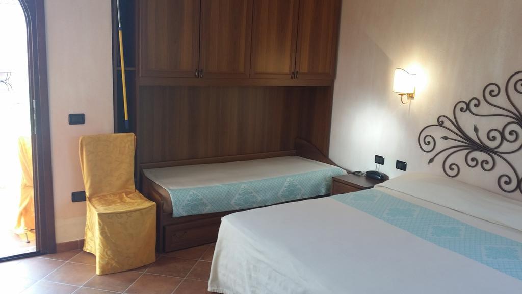 Hotel Ristorante La Tana Di Li Mazzoni Trinita d'Agultu e Vignola Ngoại thất bức ảnh