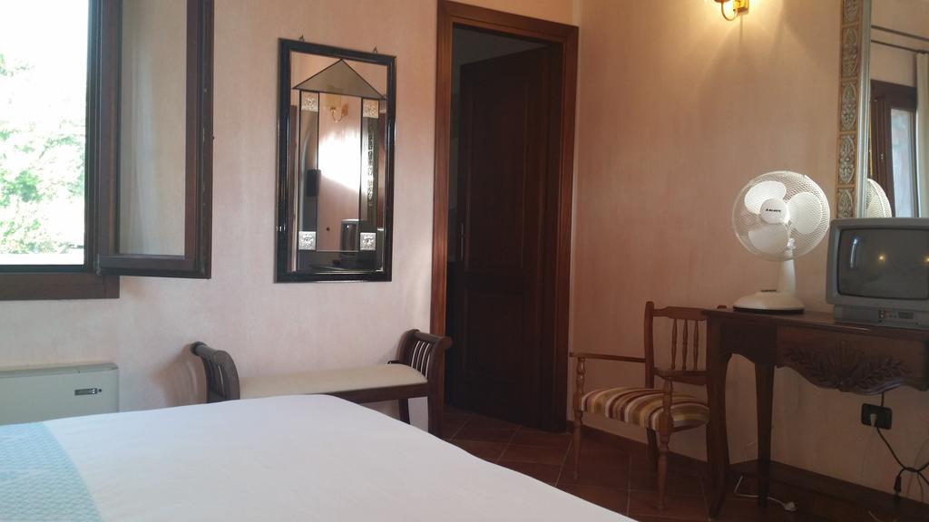 Hotel Ristorante La Tana Di Li Mazzoni Trinita d'Agultu e Vignola Ngoại thất bức ảnh